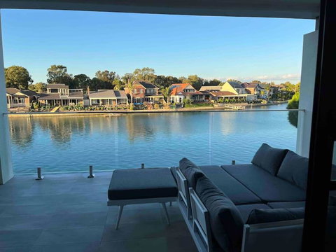Luxury On The Lake - Taree Accommodation 0