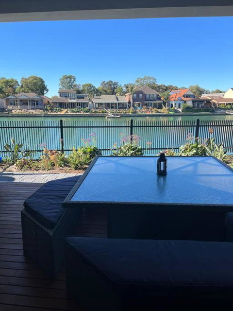 Luxury On The Lake - Taree Accommodation 1