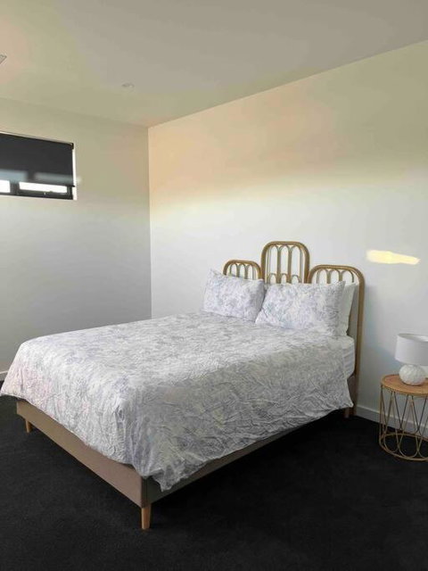 Luxury On The Lake - Taree Accommodation 3