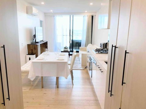 M-city Apartment - Executive Twin King Ensuites - Fully Equipped - Free Parking, Fast Wifi, Smart TV, Netflix, Complementary Drinks & Amenities - M-city Shopping Centre Clayton 3168 - Taree Accommodation 0