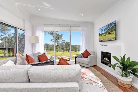 Magpie Two - Two For Joy Estate - Taree Accommodation 2