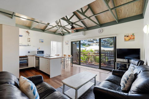 MAIN STAY - 100m To Patrolled Beach, Pool, Wifi, Close To Cafes - Taree Accommodation 0