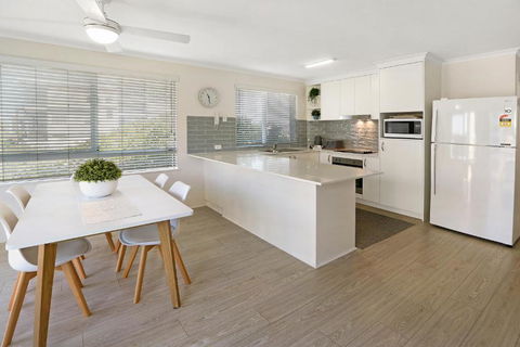 MAINSAIL8- MOOLOOLABA BEACH - Taree Accommodation 0