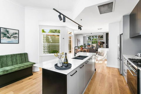 MANHATTAN STYLE 3 STORY LUXURY IN ST PETERS - Taree Accommodation 0