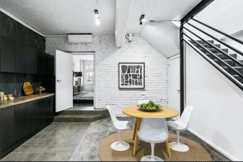 MANHATTAN STYLE 3 STORY LUXURY IN ST PETERS - Taree Accommodation 1