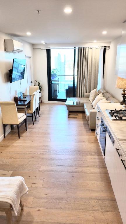 M-city Shopping Center Apartment - Executive Twin King Ensuites - Fully Equipped - Free Parking, Fast Wifi, Smart TV, Netflix, Complementary Drinks & Amenities - Clayton 3168 - Taree Accommodation 3