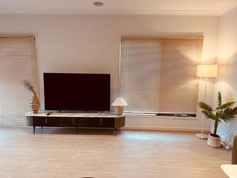 MEL-Point Cook Elegant Four-Bedroom House - Taree Accommodation 1