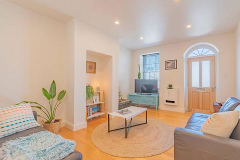 MELVINGTON BOUTIQUE APARTMENT IN HOBART CBD O - Taree Accommodation 0