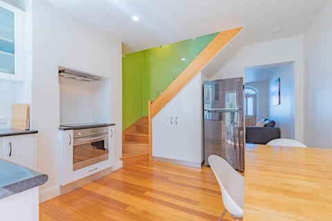 MELVINGTON BOUTIQUE APARTMENT IN HOBART CBD O - Taree Accommodation 2
