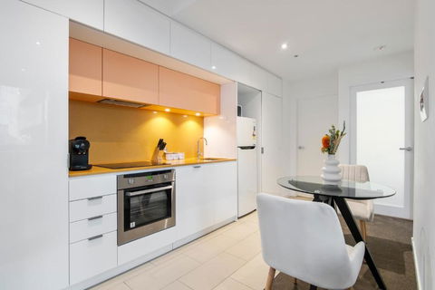 Modern 2BR Apt W City Views, Balcony & Wi-Fi - Taree Accommodation 1