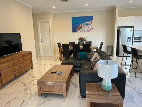 Modern House Between Airport And Sea - Taree Accommodation 1
