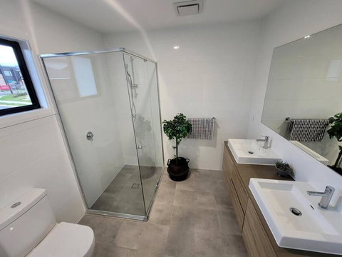 New 5 Bedroom House In Rousehill - Taree Accommodation 2