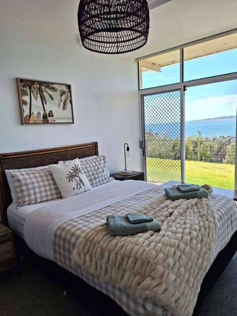 ON THE WATERS EDGE - Taree Accommodation 3