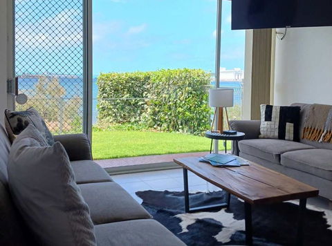 ON THE WATERS EDGE - Taree Accommodation 2