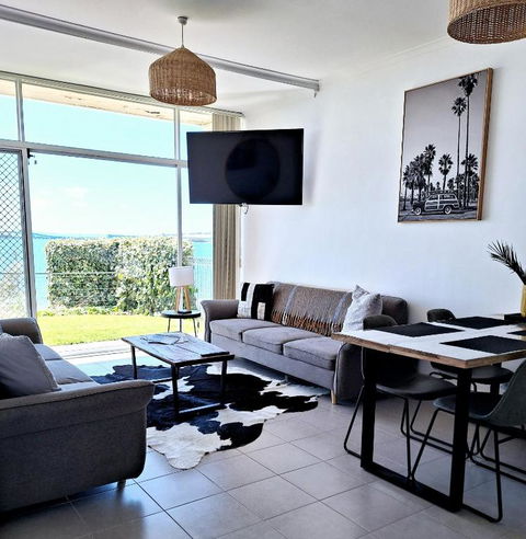 ON THE WATERS EDGE - Taree Accommodation 1
