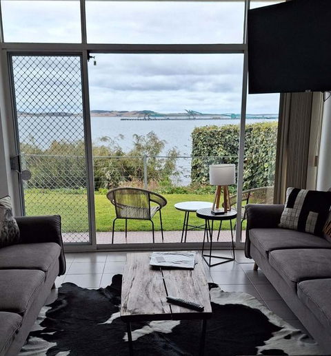 ON THE WATERS EDGE - Taree Accommodation 0