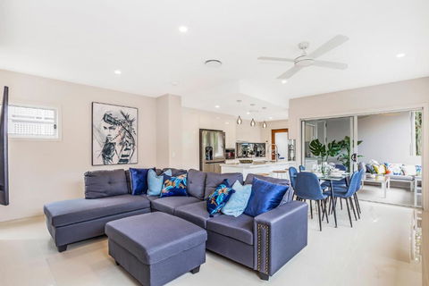 Park Avenue Luxe Townhouse Brand New Sleeps 9 - Taree Accommodation 1