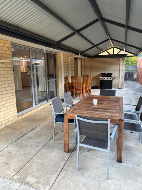 Parkside Pool Home In Aubin Grove - Taree Accommodation 3