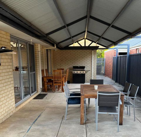 Parkside Pool Home In Aubin Grove - Taree Accommodation 2