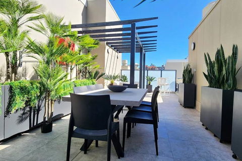 Penthouse With Private Terrace, Parking + 2 Pools - Taree Accommodation 1