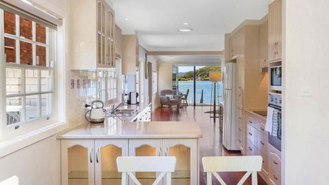 Pine Tree Cottage - Waterfront - Taree Accommodation 3