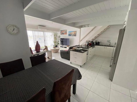 Port Lincoln Marina Waterfront Apartment - Taree Accommodation 2