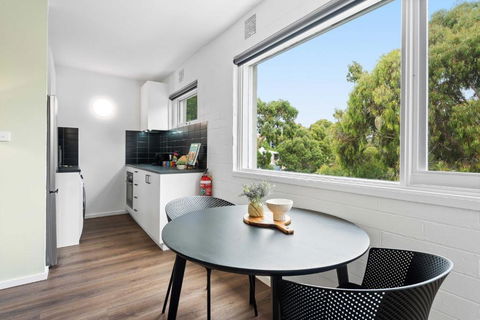 Pristine 1-Bed Unit Moments From Royal Park - Taree Accommodation 1