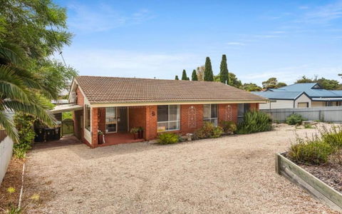 Ratties Residence 6 Carnegie St Port Ellliot - No Linen Included - Taree Accommodation 2