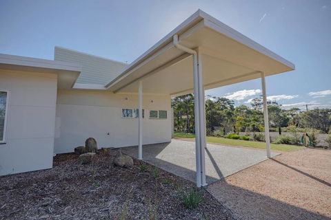 Baileys Beach House - Taree Accommodation 2