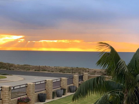 Relaxing Getaway Beachfront Access Multi Family Pets Mandurah - Taree Accommodation 1