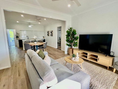 Renovated Queenslander - Upstairs 2km To Stadium - Taree Accommodation 1