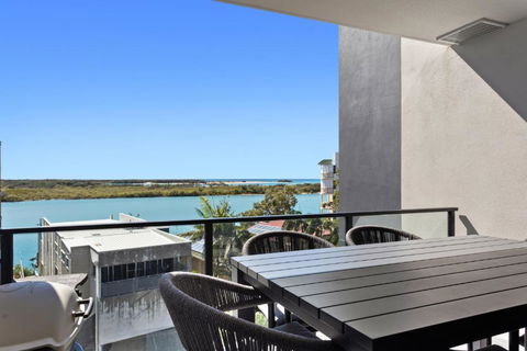 Riverfront 2-Bed With Pool, Sauna, Gym & Views - Taree Accommodation 1