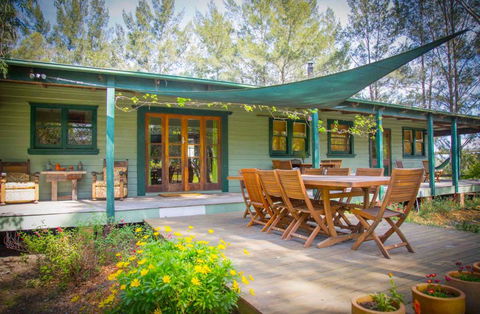 Red Tractor Retreat - Taree Accommodation 0
