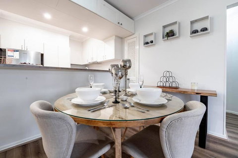 Relax In 2B2B Chateau Near UQ With Parking+Balcony - Taree Accommodation 0