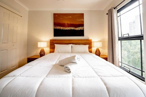 Relax In 2B2B Chateau Near UQ With Parking+Balcony - Taree Accommodation 2