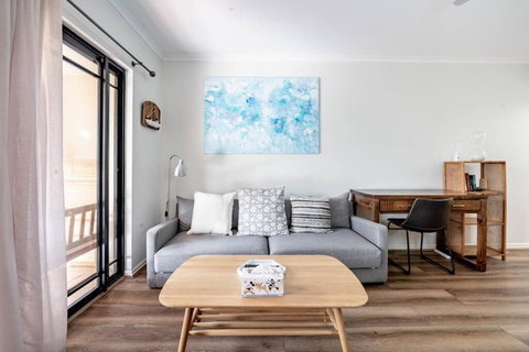 Relax In 2B2B Chateau Near UQ With Parking+Balcony - Taree Accommodation 1