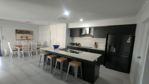 Relax Poolside By The Canal - Taree Accommodation 2
