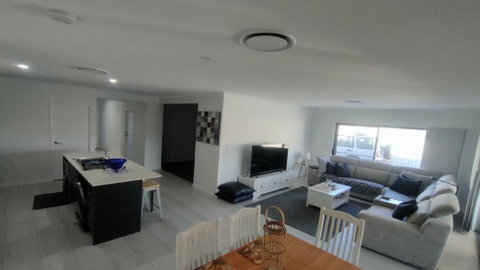 Relax Poolside By The Canal - Taree Accommodation 3