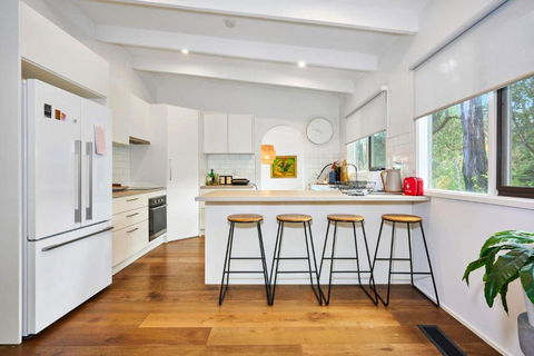 Renovated 5 Bedroom Retreat With Deck Fireplace - Taree Accommodation 0