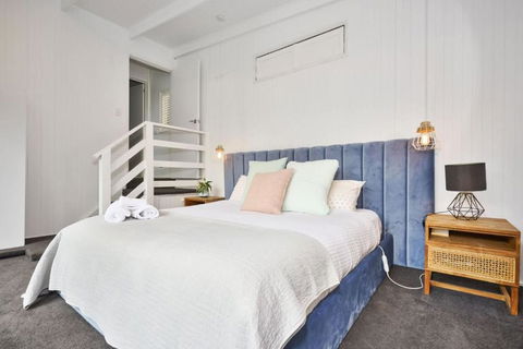 Renovated 5 Bedroom Retreat With Deck Fireplace - Taree Accommodation 3