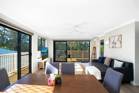 Renovated Coastal Getaway With Water Views - Taree Accommodation 2