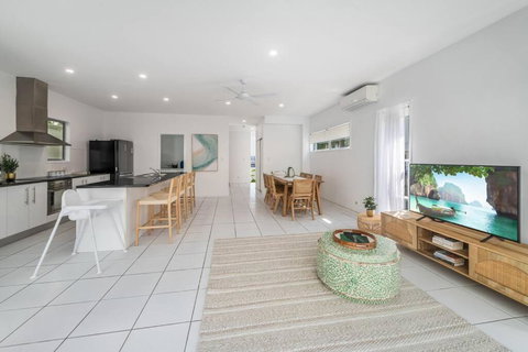 Retreat In The Heart Of Alex - 3BR Sleeps 11, Pool - Taree Accommodation 1