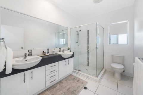 Retreat In The Heart Of Alex - 3BR Sleeps 11, Pool - Taree Accommodation 2