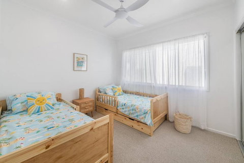 Retreat In The Heart Of Alex - 3BR Sleeps 11, Pool - Taree Accommodation 3
