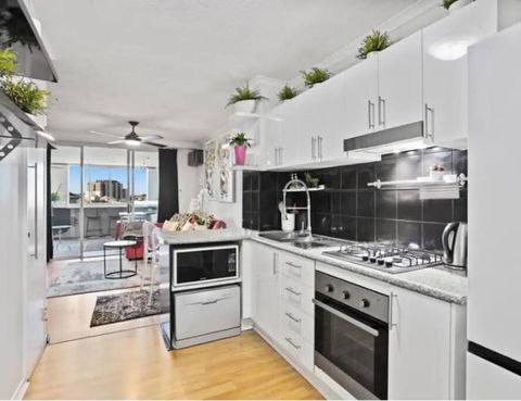 Retro Chic Vibes, Tropical Pool & Prime Location - Taree Accommodation 3