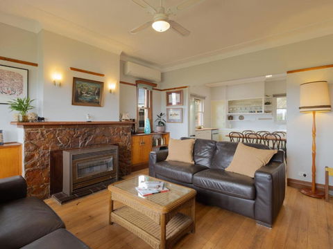 Retro Retreat - Taree Accommodation 0