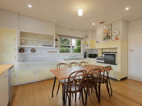 Retro Retreat - Taree Accommodation 3