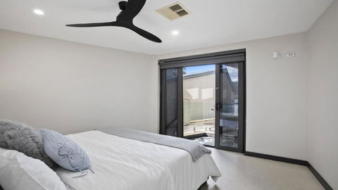 Riptides Booker Bay -Waterfront Apartment, Walk To Shops & Cafes - Taree Accommodation 3