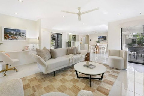 Riviera Road Miami - 4BRM Dual Villa - Taree Accommodation 0