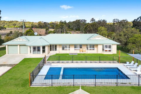 Roads End With Games Barn Ponies Alfresco Dining - Taree Accommodation 0